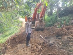 Beko Polri Dikerahkan Bersihkan Bahu Jalan di Dusun Bidari, Cegah Air Masuk Gorong-gorong