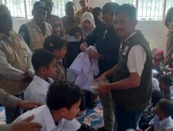Forum PRB Aceh dan Kapolres Lhokseumawe Serahkan Bantuan Seragam Sekolah di Muara Batu