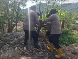 Polsek Silih Nara dan Brimob Polda Aceh Lanjutkan Gotong Royong Bersihkan Akses Jalan Pasca Bencana