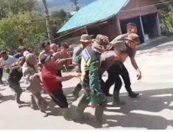 Tak Kenal Hari Libur, Polri Bersama Warga Bangun Jembatan Darurat Pascabencana di Aceh Tengah