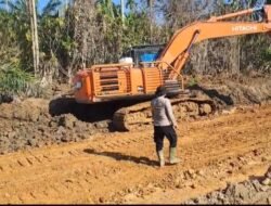 Beko Bantuan Polri Dikerahkan untuk Pembuatan Parit di Jalan Len Pipa Aceh Utara