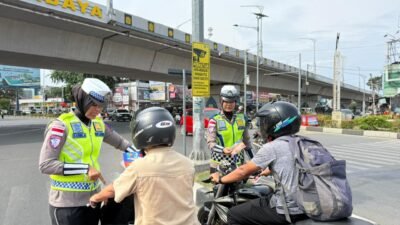 Satgas Preemtif Operasi Keselamatan Seulawah 2026 Edukasi Masyarakat Tertib Berlalu Lintas Melalui Pembagian Brosur