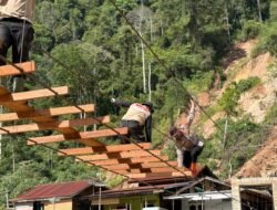Polres Gayo Lues Selesaikan Pembangunan Jembatan Gantung di Dusun Begade Empat