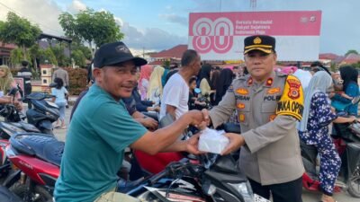 Indahnya Berbagi, Polres Aceh Utara Bagikan 200 Takjil Gratis Kepada Pengguna Jalan
