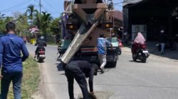 Donasi Warga Tuntaskan Penambalan Jalan Berlubang di Montasik