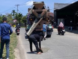 Donasi Warga Tuntaskan Penambalan Jalan Berlubang di Montasik