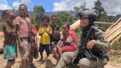 Saat Polisi dan Anak-Anak Papua Tertawa Bersama di Sugapa