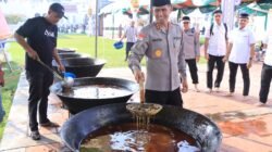 Kapolda Aceh Berbaur dengan Masyarakat di Area Masak Kuah Beulangong Jelang Khanduri Ramadhan