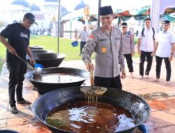 Kapolda Aceh Berbaur dengan Masyarakat di Area Masak Kuah Beulangong Jelang Khanduri Ramadhan