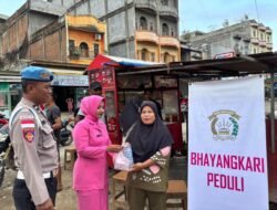 Polsek Cot Girek dan Bhayangkari Bagikan Ratusan Paket Takjil untuk Masyarakat