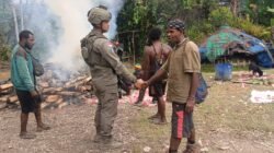 Patroli Humanis di Intan Jaya, Satgas Ops Damai Cartenz Duduk dan Berdialog dengan Warga