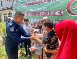 Bidhumas Polda Aceh Bagikan Ratusan Kilogram Kurma Bantuan Kapolda kepada Masyarakat