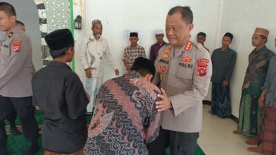 Sambil Bersilaturahmi, Kurma Bantuan Kapolda Aceh Dibagikan Kabid Humas ke Dayah Mini Aceh Gampong Alue Naga