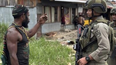 Patroli Humanis Ops Damai Cartenz Hadirkan Senyum dan Rasa Aman bagi Warga Sinak