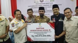 Wagub Aceh Bersama Mendagri dan Mensos Salurkan Bantuan Pemulihan Bencana di Aceh Timur