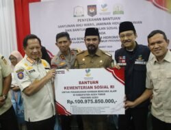 Wagub Aceh Bersama Mendagri dan Mensos Salurkan Bantuan Pemulihan Bencana di Aceh Timur