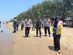 Patroli Gabungan Polres Aceh Utara dan TNI Amankan Kawasan Pantai Bantayan Saat Libur Idul Fitri