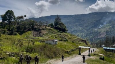 Satgas Damai Cartenz Gelar Patroli dan Pelayanan Kesehatan di Sinak