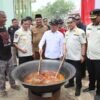 Wagub Aceh, Mendagri, dan Menko PMK Makan Bareng Praja IPDN di Aceh Tamiang