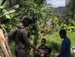 Sentuhan Humanis dan Patroli Dialogis, Satgas Damai Cartenz Hadir Jaga Keamanan di Sinak
