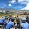 Patroli Humanis Satgas Ops Damai Cartenz Sambangi Pedagang dan Tukang Ojek di Mulia