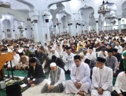 Kapolda Aceh Salat Idul Adha di Masjid Raya Baiturrahman Dan Serahkan Satu Ekor Sapi Untuk Qurban