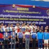 *Satgas Operasi Damai Cartenz Amankan Terduga Anggota KKB Kodap VIII Intan Jaya*  Sugapa – Personel Satgas Operasi Damai Cartenz 2026 mengamankan seorang pria berinisial EK (18) yang diduga merupakan anggota kelompok kriminal bersenjata (KKB) Kodap VIII Intan Jaya pimpinan Apen Kobogau di Kampung Bilogai, Distrik Sugapa, Kabupaten Intan Jaya, Papua Tengah. Sabtu (30/05) sekitar pukul 09.30 WIT.  Kasatgas Humas Operasi Damai Cartenz-2026, Kombes Pol. Yusuf Sutejo, S.I.K., M.T., ketika di tanya wartawan, Minggu (31/05) menjelaskan  bahwa EK diamankan ketikan personil Operasi Damai Cartenz melaksanakan patroli jalan kaki di area pemukiman warga kota Sugapa, Kab. Intan Jaya dan saat ini seluruh proses penanganan masih terus berjalan sesuai prosedur hukum yang berlaku.  “Dari hasil pemeriksaan awal, petugas mengamankan sejumlah barang bukti berupa dokumen yang diduga berkaitan dengan kelompok tersebut, uang tunai, serta dua unit telepon genggam yang saat ini masih dalam proses analisis forensik dan pendalaman,” ujar Kombes Pol. Yusuf Sutejo.  Ia menjelaskan, berdasarkan hasil penyidikan awal, EK diduga terlibat dalam sejumlah aksi gangguan keamanan yang pernah terjadi di Kabupaten Intan Jaya. Namun demikian, seluruh informasi yang diperoleh masih terus diverifikasi dan didalami oleh penyidik guna memastikan keterkaitannya dengan berbagai peristiwa yang sedang ditangani.  “Penyidik saat ini masih melakukan pemeriksaan dan pendalaman secara intensif terhadap yang bersangkutan beserta barang bukti yang diamankan. Analisis terhadap perangkat komunikasi dan dokumen yang ditemukan menjadi bagian penting untuk mengungkap jaringan kelompok tersebut serta kemungkinan keterlibatan pihak lain,” jelasnya.  Dimana dari hasil penyidikan, EK terlibat berbagai aksi gangguan keamanan diantaranya pembakaran Barak Bandara dan mobil tangki air di area bandara pada 29 Oktober 2021, pembakaran perumahan Pemda Intan Jaya pada tahun 2021, penembakan terhadap Joni Hendra (MD) dengan laporan polisi  LP/A/08/VII/2025/ Polres Intan Jaya/Polda Papua Tengah, pada tanggal 25 Juni 2025, penembakan terhadap pos pantau tindak tower pada 22 Februari 2025 dan terlibat aksi penembakan pesawat caravan PK-RVV disekitar area bandara Bilorai pada tanggal 31 Januari 2026.   Kepala Operasi Damai Cartenz 2026, Irjen Pol. Dr. Faizal Ramadhani, S.Sos., S.I.K., M.H., mengatakan pengamanan terhadap terduga anggota kelompok bersenjata tersebut merupakan bagian dari upaya aparat dalam menjaga stabilitas keamanan di Papua Tengah.  “Setiap informasi yang diperoleh dari hasil pemeriksaan akan didalami secara profesional dan sesuai prosedur hukum yang berlaku. Kami mengedepankan proses penegakan hukum yang terukur, akuntabel, dan tetap menjunjung tinggi hak asasi manusia,” kata Irjen Pol. Dr. Faizal Ramadhani, S.Sos., S.I.K., M.H..  Irjen Pol. Dr. Faizal Ramadhani, S.Sos., S.I.K., M.H. menegaskan bahwa aparat akan terus melakukan langkah-langkah penegakan hukum terhadap setiap pelaku yang terlibat dalam aksi kekerasan maupun gangguan keamanan yang mengancam keselamatan masyarakat.  “Ini merupakan langkah yang sangat baik dengan mengamankan salah orang yang di duga aktif dalam melakukan aksi teror di Kabupaten Intan Jaya,”ungkapnya.  Sementara itu, Wakil Kepala Operasi Damai Cartenz 2026, Kombes Pol. Adarma Sinaga, S.I.K., M.Hum., mengatakan bahwa seluruh proses penegakan hukum dilakukan secara profesional, transparan, dan tetap menjunjung tinggi hak asasi manusia serta asas praduga tak bersalah.  “Kami mengimbau masyarakat untuk tetap menjaga situasi kamtibmas, tidak mudah terpengaruh oleh informasi yang belum terverifikasi, serta mempercayakan seluruh proses penegakan hukum kepada aparat yang berwenang. Kepolisian akan terus melakukan langkah penegakan hukum terhadap setiap pihak yang terlibat dalam aksi kekerasan maupun gangguan keamanan yang mengancam keselamatan masyarakat,” tutupnya.  Hingga saat ini, EK masih menjalani pemeriksaan intensif oleh penyidik Satgas Operasi Damai Cartenz. Aparat menegaskan bahwa seluruh proses penanganan dilakukan sesuai ketentuan hukum yang berlaku dengan tetap mengedepankan asas praduga tak bersalah.