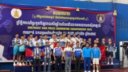 *Satgas Operasi Damai Cartenz Amankan Terduga Anggota KKB Kodap VIII Intan Jaya*  Sugapa – Personel Satgas Operasi Damai Cartenz 2026 mengamankan seorang pria berinisial EK (18) yang diduga merupakan anggota kelompok kriminal bersenjata (KKB) Kodap VIII Intan Jaya pimpinan Apen Kobogau di Kampung Bilogai, Distrik Sugapa, Kabupaten Intan Jaya, Papua Tengah. Sabtu (30/05) sekitar pukul 09.30 WIT.  Kasatgas Humas Operasi Damai Cartenz-2026, Kombes Pol. Yusuf Sutejo, S.I.K., M.T., ketika di tanya wartawan, Minggu (31/05) menjelaskan  bahwa EK diamankan ketikan personil Operasi Damai Cartenz melaksanakan patroli jalan kaki di area pemukiman warga kota Sugapa, Kab. Intan Jaya dan saat ini seluruh proses penanganan masih terus berjalan sesuai prosedur hukum yang berlaku.  “Dari hasil pemeriksaan awal, petugas mengamankan sejumlah barang bukti berupa dokumen yang diduga berkaitan dengan kelompok tersebut, uang tunai, serta dua unit telepon genggam yang saat ini masih dalam proses analisis forensik dan pendalaman,” ujar Kombes Pol. Yusuf Sutejo.  Ia menjelaskan, berdasarkan hasil penyidikan awal, EK diduga terlibat dalam sejumlah aksi gangguan keamanan yang pernah terjadi di Kabupaten Intan Jaya. Namun demikian, seluruh informasi yang diperoleh masih terus diverifikasi dan didalami oleh penyidik guna memastikan keterkaitannya dengan berbagai peristiwa yang sedang ditangani.  “Penyidik saat ini masih melakukan pemeriksaan dan pendalaman secara intensif terhadap yang bersangkutan beserta barang bukti yang diamankan. Analisis terhadap perangkat komunikasi dan dokumen yang ditemukan menjadi bagian penting untuk mengungkap jaringan kelompok tersebut serta kemungkinan keterlibatan pihak lain,” jelasnya.  Dimana dari hasil penyidikan, EK terlibat berbagai aksi gangguan keamanan diantaranya pembakaran Barak Bandara dan mobil tangki air di area bandara pada 29 Oktober 2021, pembakaran perumahan Pemda Intan Jaya pada tahun 2021, penembakan terhadap Joni Hendra (MD) dengan laporan polisi  LP/A/08/VII/2025/ Polres Intan Jaya/Polda Papua Tengah, pada tanggal 25 Juni 2025, penembakan terhadap pos pantau tindak tower pada 22 Februari 2025 dan terlibat aksi penembakan pesawat caravan PK-RVV disekitar area bandara Bilorai pada tanggal 31 Januari 2026.   Kepala Operasi Damai Cartenz 2026, Irjen Pol. Dr. Faizal Ramadhani, S.Sos., S.I.K., M.H., mengatakan pengamanan terhadap terduga anggota kelompok bersenjata tersebut merupakan bagian dari upaya aparat dalam menjaga stabilitas keamanan di Papua Tengah.  “Setiap informasi yang diperoleh dari hasil pemeriksaan akan didalami secara profesional dan sesuai prosedur hukum yang berlaku. Kami mengedepankan proses penegakan hukum yang terukur, akuntabel, dan tetap menjunjung tinggi hak asasi manusia,” kata Irjen Pol. Dr. Faizal Ramadhani, S.Sos., S.I.K., M.H..  Irjen Pol. Dr. Faizal Ramadhani, S.Sos., S.I.K., M.H. menegaskan bahwa aparat akan terus melakukan langkah-langkah penegakan hukum terhadap setiap pelaku yang terlibat dalam aksi kekerasan maupun gangguan keamanan yang mengancam keselamatan masyarakat.  “Ini merupakan langkah yang sangat baik dengan mengamankan salah orang yang di duga aktif dalam melakukan aksi teror di Kabupaten Intan Jaya,”ungkapnya.  Sementara itu, Wakil Kepala Operasi Damai Cartenz 2026, Kombes Pol. Adarma Sinaga, S.I.K., M.Hum., mengatakan bahwa seluruh proses penegakan hukum dilakukan secara profesional, transparan, dan tetap menjunjung tinggi hak asasi manusia serta asas praduga tak bersalah.  “Kami mengimbau masyarakat untuk tetap menjaga situasi kamtibmas, tidak mudah terpengaruh oleh informasi yang belum terverifikasi, serta mempercayakan seluruh proses penegakan hukum kepada aparat yang berwenang. Kepolisian akan terus melakukan langkah penegakan hukum terhadap setiap pihak yang terlibat dalam aksi kekerasan maupun gangguan keamanan yang mengancam keselamatan masyarakat,” tutupnya.  Hingga saat ini, EK masih menjalani pemeriksaan intensif oleh penyidik Satgas Operasi Damai Cartenz. Aparat menegaskan bahwa seluruh proses penanganan dilakukan sesuai ketentuan hukum yang berlaku dengan tetap mengedepankan asas praduga tak bersalah.