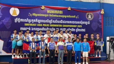 *Satgas Operasi Damai Cartenz Amankan Terduga Anggota KKB Kodap VIII Intan Jaya*  Sugapa – Personel Satgas Operasi Damai Cartenz 2026 mengamankan seorang pria berinisial EK (18) yang diduga merupakan anggota kelompok kriminal bersenjata (KKB) Kodap VIII Intan Jaya pimpinan Apen Kobogau di Kampung Bilogai, Distrik Sugapa, Kabupaten Intan Jaya, Papua Tengah. Sabtu (30/05) sekitar pukul 09.30 WIT.  Kasatgas Humas Operasi Damai Cartenz-2026, Kombes Pol. Yusuf Sutejo, S.I.K., M.T., ketika di tanya wartawan, Minggu (31/05) menjelaskan  bahwa EK diamankan ketikan personil Operasi Damai Cartenz melaksanakan patroli jalan kaki di area pemukiman warga kota Sugapa, Kab. Intan Jaya dan saat ini seluruh proses penanganan masih terus berjalan sesuai prosedur hukum yang berlaku.  “Dari hasil pemeriksaan awal, petugas mengamankan sejumlah barang bukti berupa dokumen yang diduga berkaitan dengan kelompok tersebut, uang tunai, serta dua unit telepon genggam yang saat ini masih dalam proses analisis forensik dan pendalaman,” ujar Kombes Pol. Yusuf Sutejo.  Ia menjelaskan, berdasarkan hasil penyidikan awal, EK diduga terlibat dalam sejumlah aksi gangguan keamanan yang pernah terjadi di Kabupaten Intan Jaya. Namun demikian, seluruh informasi yang diperoleh masih terus diverifikasi dan didalami oleh penyidik guna memastikan keterkaitannya dengan berbagai peristiwa yang sedang ditangani.  “Penyidik saat ini masih melakukan pemeriksaan dan pendalaman secara intensif terhadap yang bersangkutan beserta barang bukti yang diamankan. Analisis terhadap perangkat komunikasi dan dokumen yang ditemukan menjadi bagian penting untuk mengungkap jaringan kelompok tersebut serta kemungkinan keterlibatan pihak lain,” jelasnya.  Dimana dari hasil penyidikan, EK terlibat berbagai aksi gangguan keamanan diantaranya pembakaran Barak Bandara dan mobil tangki air di area bandara pada 29 Oktober 2021, pembakaran perumahan Pemda Intan Jaya pada tahun 2021, penembakan terhadap Joni Hendra (MD) dengan laporan polisi  LP/A/08/VII/2025/ Polres Intan Jaya/Polda Papua Tengah, pada tanggal 25 Juni 2025, penembakan terhadap pos pantau tindak tower pada 22 Februari 2025 dan terlibat aksi penembakan pesawat caravan PK-RVV disekitar area bandara Bilorai pada tanggal 31 Januari 2026.   Kepala Operasi Damai Cartenz 2026, Irjen Pol. Dr. Faizal Ramadhani, S.Sos., S.I.K., M.H., mengatakan pengamanan terhadap terduga anggota kelompok bersenjata tersebut merupakan bagian dari upaya aparat dalam menjaga stabilitas keamanan di Papua Tengah.  “Setiap informasi yang diperoleh dari hasil pemeriksaan akan didalami secara profesional dan sesuai prosedur hukum yang berlaku. Kami mengedepankan proses penegakan hukum yang terukur, akuntabel, dan tetap menjunjung tinggi hak asasi manusia,” kata Irjen Pol. Dr. Faizal Ramadhani, S.Sos., S.I.K., M.H..  Irjen Pol. Dr. Faizal Ramadhani, S.Sos., S.I.K., M.H. menegaskan bahwa aparat akan terus melakukan langkah-langkah penegakan hukum terhadap setiap pelaku yang terlibat dalam aksi kekerasan maupun gangguan keamanan yang mengancam keselamatan masyarakat.  “Ini merupakan langkah yang sangat baik dengan mengamankan salah orang yang di duga aktif dalam melakukan aksi teror di Kabupaten Intan Jaya,”ungkapnya.  Sementara itu, Wakil Kepala Operasi Damai Cartenz 2026, Kombes Pol. Adarma Sinaga, S.I.K., M.Hum., mengatakan bahwa seluruh proses penegakan hukum dilakukan secara profesional, transparan, dan tetap menjunjung tinggi hak asasi manusia serta asas praduga tak bersalah.  “Kami mengimbau masyarakat untuk tetap menjaga situasi kamtibmas, tidak mudah terpengaruh oleh informasi yang belum terverifikasi, serta mempercayakan seluruh proses penegakan hukum kepada aparat yang berwenang. Kepolisian akan terus melakukan langkah penegakan hukum terhadap setiap pihak yang terlibat dalam aksi kekerasan maupun gangguan keamanan yang mengancam keselamatan masyarakat,” tutupnya.  Hingga saat ini, EK masih menjalani pemeriksaan intensif oleh penyidik Satgas Operasi Damai Cartenz. Aparat menegaskan bahwa seluruh proses penanganan dilakukan sesuai ketentuan hukum yang berlaku dengan tetap mengedepankan asas praduga tak bersalah.