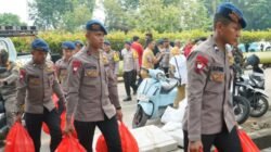 Brimob Metro Jaya Kerahkan 2 Unit Kendaraan Dapur Lapangan (Randurlap), Bagikan Bantuan Makanan untuk Korban Kebakaran Pasar Jiung