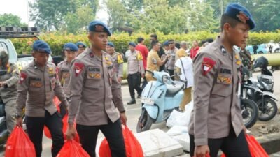 Brimob Metro Jaya Kerahkan 2 Unit Kendaraan Dapur Lapangan (Randurlap), Bagikan Bantuan Makanan untuk Korban Kebakaran Pasar Jiung