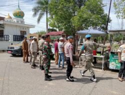 Pedagang yang Berjualan di Badan Jalan Ditertibkan, Polsek Lhoksukon Dampingi Kegiatan Pol PP dan WH