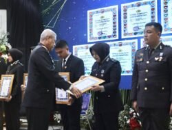 Bekerja Melebihi Tugas Pokok, Dua Personel Bidhumas Polda Aceh Terima Penghargaan pada Hari Bhayangkara ke-80