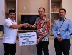 Bupati Aceh Besar Terima Dividen Bank Aceh Syariah Rp4,76 Miliar