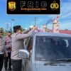 Tumbuhkan Cinta Tanah Air, Kapolres Pidie Bagikan Bendera Merah Putih kepada Pengguna Jalan