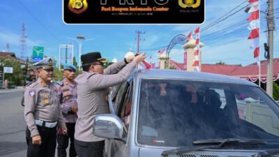 Tumbuhkan Cinta Tanah Air, Kapolres Pidie Bagikan Bendera Merah Putih kepada Pengguna Jalan