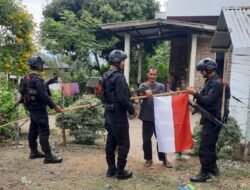 Polda Aceh Bagikan Bendera Merah Putih untuk Masyarakat