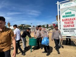 Polisi Bersihkan Sampah Usai Zikir Peringatan HDA di Masjid Raya Baiturrahman