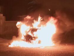Mobil Fortuner Terbakar Saat Macet di Lamlagang, Polsek Banda Raya Bantu Hubungi Pemadam Kebakaran