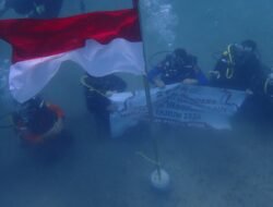 HUT Ke-81 RI, Polairud Polda Aceh Kibarkan Bendera Merah Putih di Dasar Laut Krueng Raya