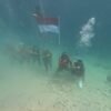 Personel Polres Simeulue Kibarkan Bendera Merah Putih di Bawah Laut pada Hari Kemerdekaan