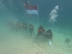 Personel Polres Simeulue Kibarkan Bendera Merah Putih di Bawah Laut pada Hari Kemerdekaan