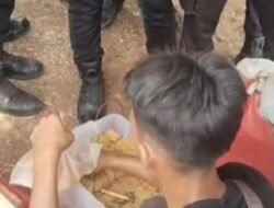 Polisi Borong Tahu Pedagang, Bagikan kepada Warga di Tengah Kegiatan Penyampaian Aspirasi