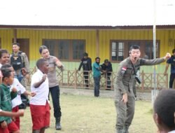 Bermain dan Belajar Bersama Anak, Satgas Kepolisian Operasi Damai Cartenz Berikan Dukungan Psikologis di SD Inpres Kago