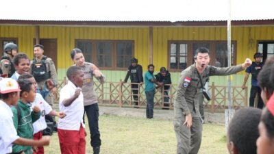 Bermain dan Belajar Bersama Anak, Satgas Kepolisian Operasi Damai Cartenz Berikan Dukungan Psikologis di SD Inpres Kago
