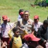 HADIR DI SD INPRES YOKATAPA SUGAPA, SATGAS KEPOLISIAN OPERASI DAMAI CARTENZ HADIRKAN KECERIAAN BAGI ANAK DAN BAKTI KESEHATAN BAGI GURU