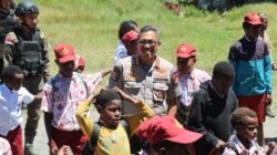 HADIR DI SD INPRES YOKATAPA SUGAPA, SATGAS KEPOLISIAN OPERASI DAMAI CARTENZ HADIRKAN KECERIAAN BAGI ANAK DAN BAKTI KESEHATAN BAGI GURU