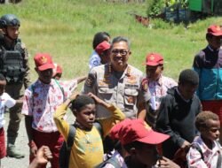 HADIR DI SD INPRES YOKATAPA SUGAPA, SATGAS KEPOLISIAN OPERASI DAMAI CARTENZ HADIRKAN KECERIAAN BAGI ANAK DAN BAKTI KESEHATAN BAGI GURU