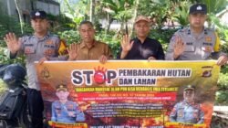 Personel Polres Aceh Tengah Pasang Spanduk Imbauan dan Sosialisasi Cegah Karhutla