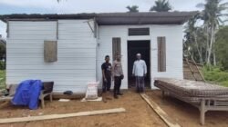Bhabinkamtibmas Cek Rumah Warga Rusak di Matang Teungoh AB